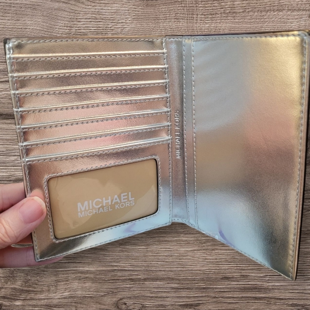 Michael Kors Travel Passport Holder NWOT (have the original bag it came in) - Picture 3 of 5